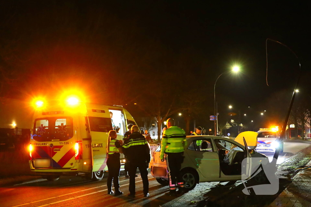 Automobilist botst op lantaarnpaal