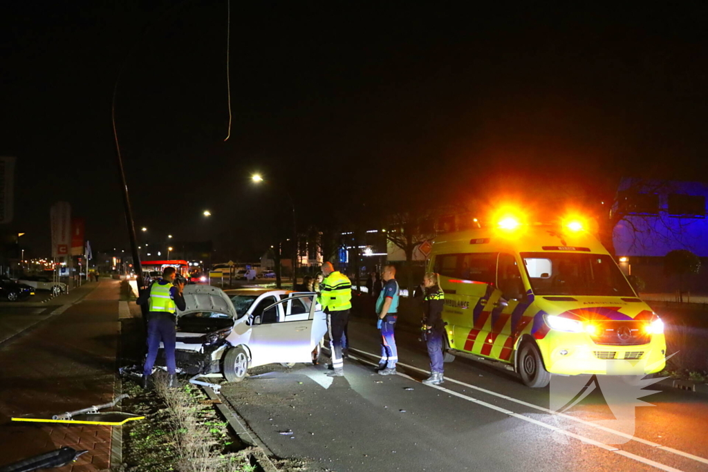 Automobilist botst op lantaarnpaal