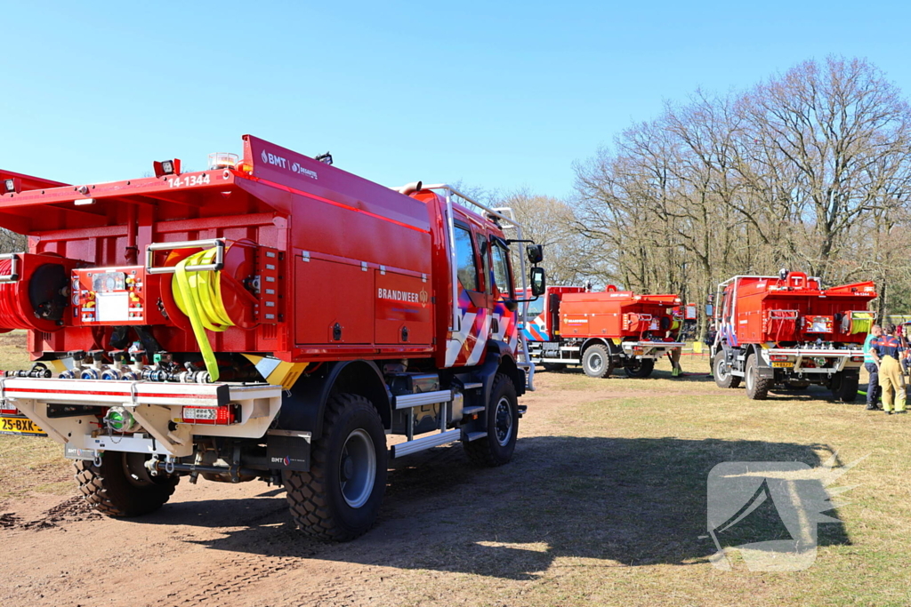 Brandweer oefent grote natuurbrand