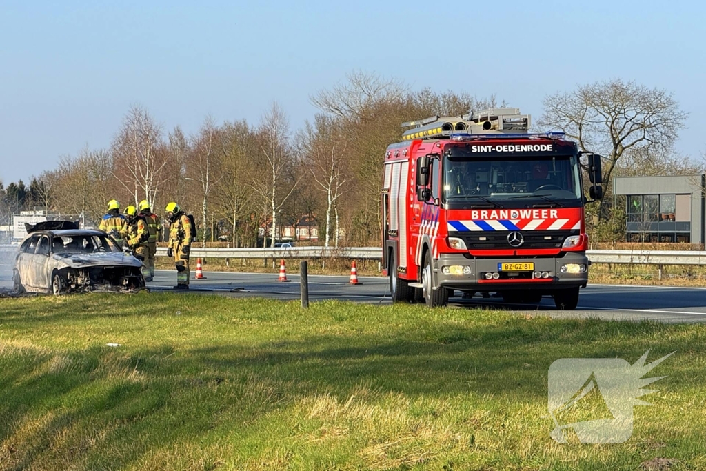 Auto brandt volledig uit op snelweg