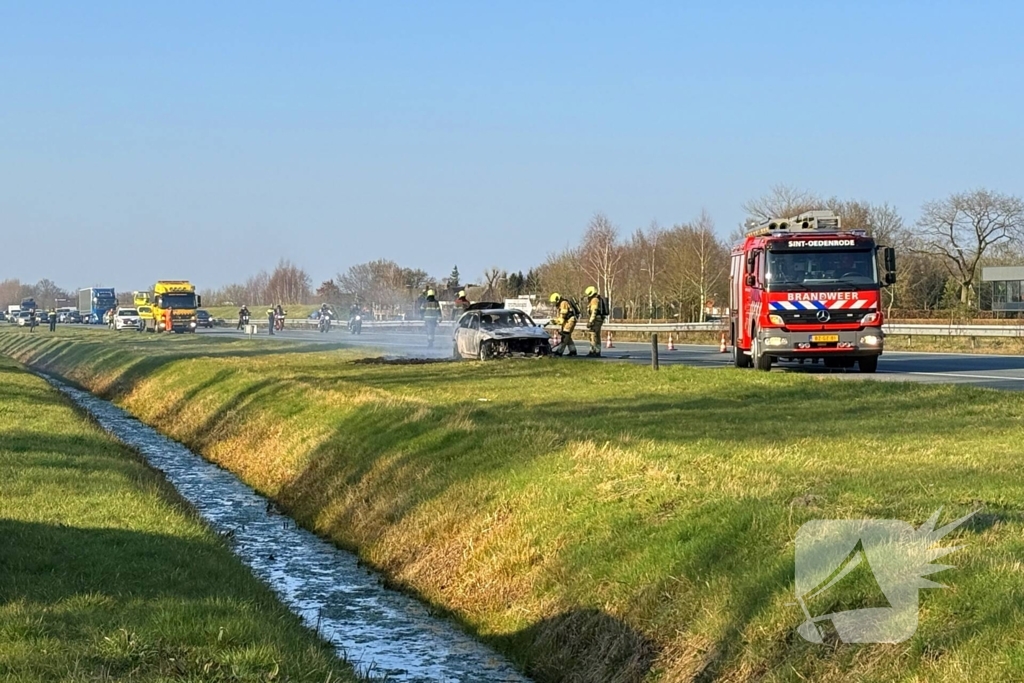 Auto brandt volledig uit op snelweg