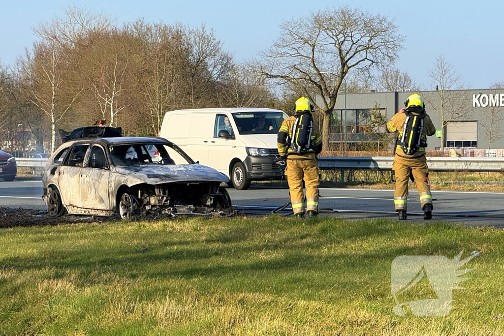 Auto brandt volledig uit op snelweg