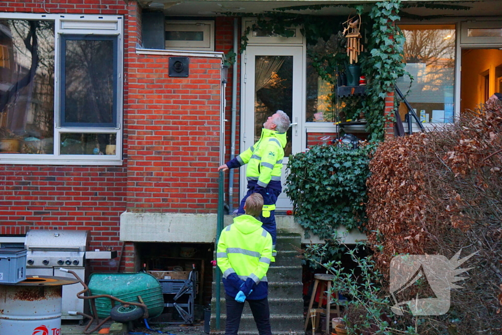 Brandweer redt vastzittende duif