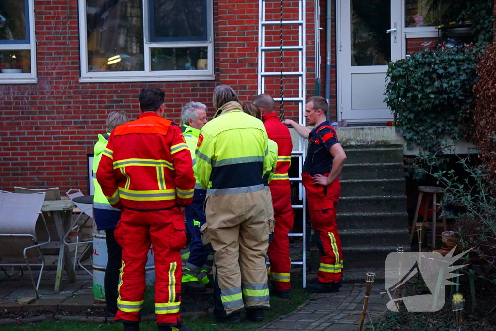 Brandweer redt vastzittende duif