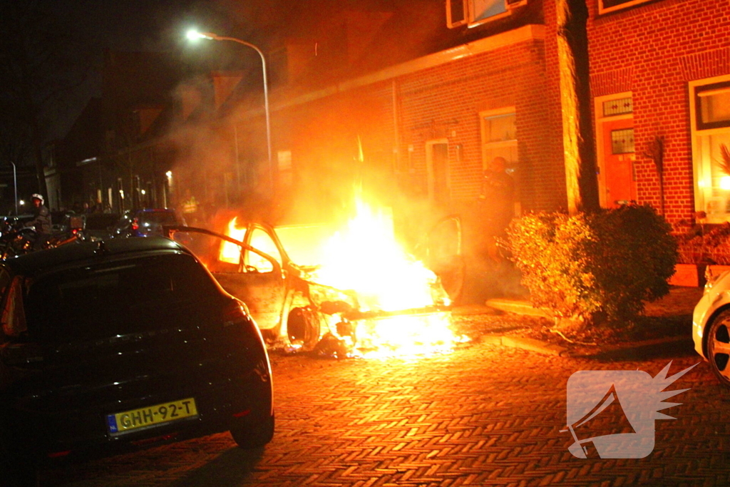 Auto gaat volledig in vlammen op