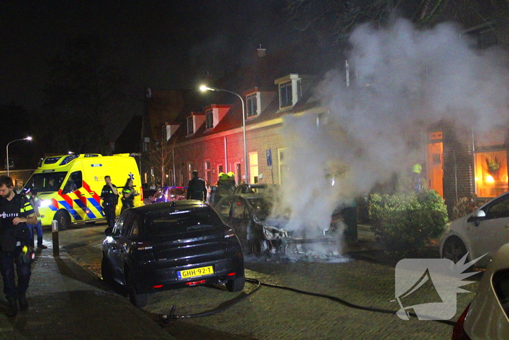 Auto gaat volledig in vlammen op