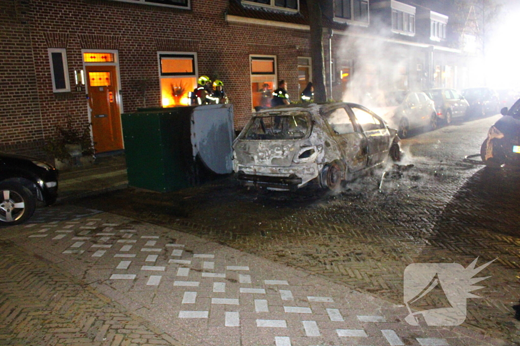 Auto gaat volledig in vlammen op