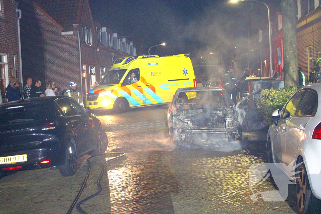 Auto gaat volledig in vlammen op