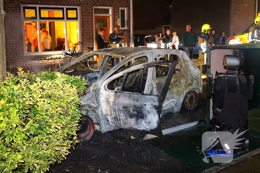 Auto gaat volledig in vlammen op