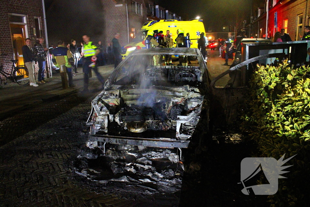 Auto gaat volledig in vlammen op