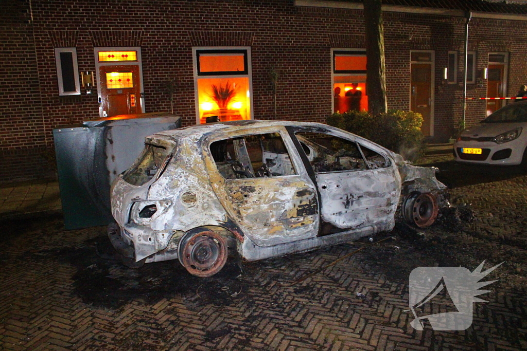 Auto gaat volledig in vlammen op