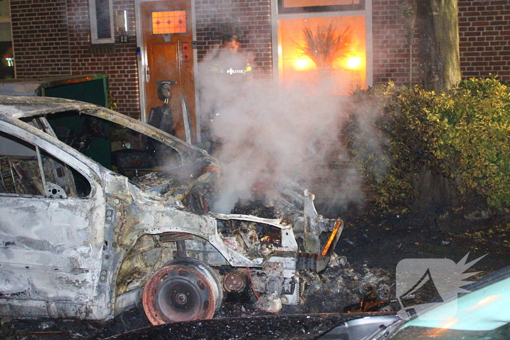 Auto gaat volledig in vlammen op