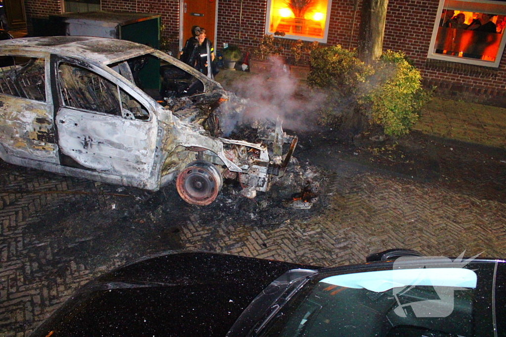 Auto gaat volledig in vlammen op