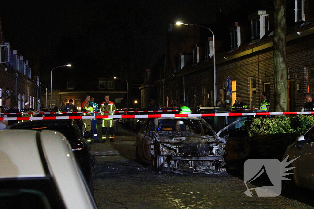 Auto gaat volledig in vlammen op