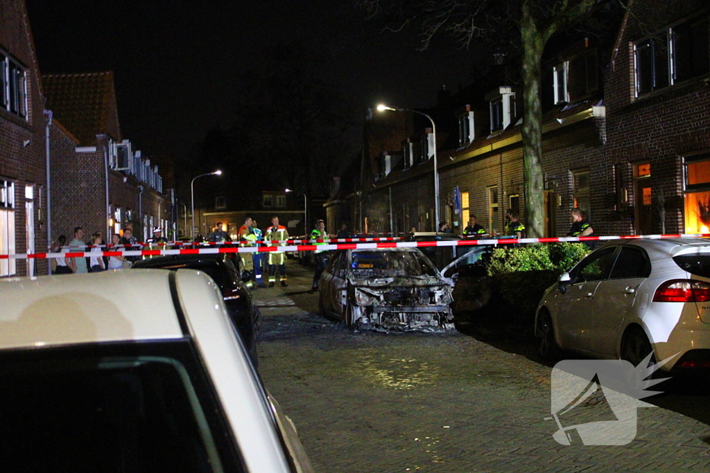 Auto gaat volledig in vlammen op