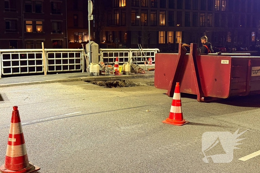 Sinkhole ontstaan in rijbaan op brug