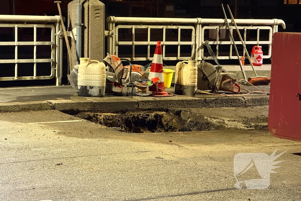 Sinkhole ontstaan in rijbaan op brug