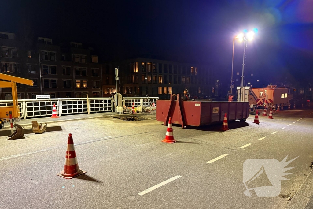 Sinkhole ontstaan in rijbaan op brug