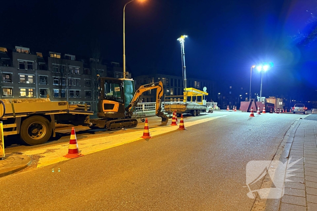 Sinkhole ontstaan in rijbaan op brug