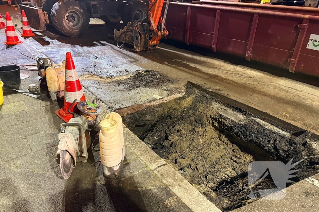 Sinkhole ontstaan in rijbaan op brug
