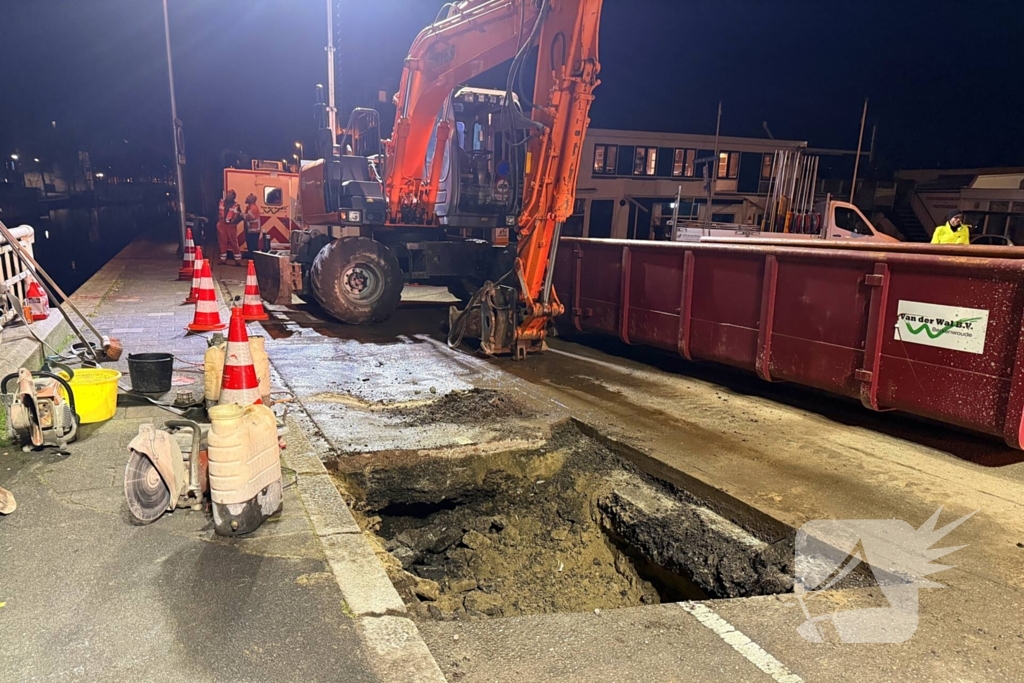 Sinkhole ontstaan in rijbaan op brug