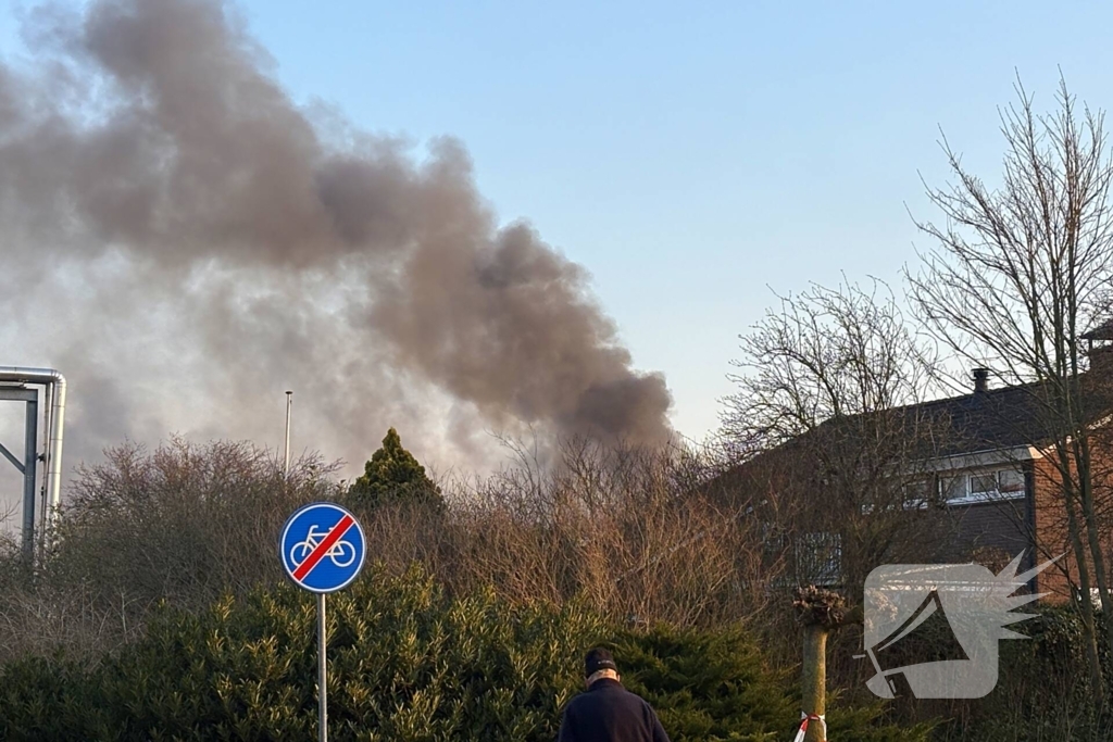 Forse rookwolken door zeer grote brand bij recyclingsbedrijf