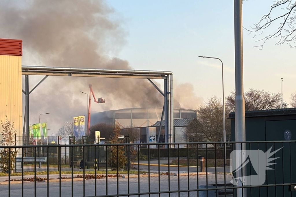 Forse rookwolken door zeer grote brand bij recyclingsbedrijf