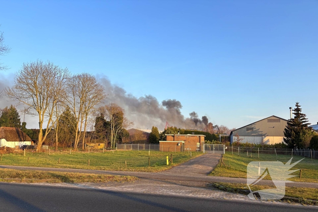 Forse rookwolken door zeer grote brand bij recyclingsbedrijf
