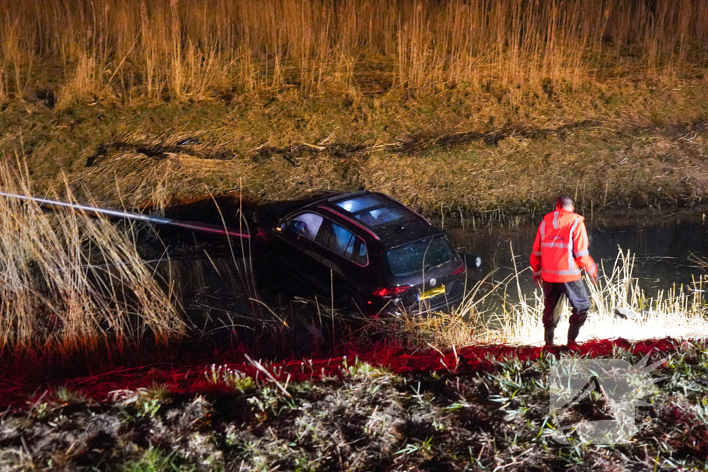 Auto eindigt in sloot na eenzijdig ongeval
