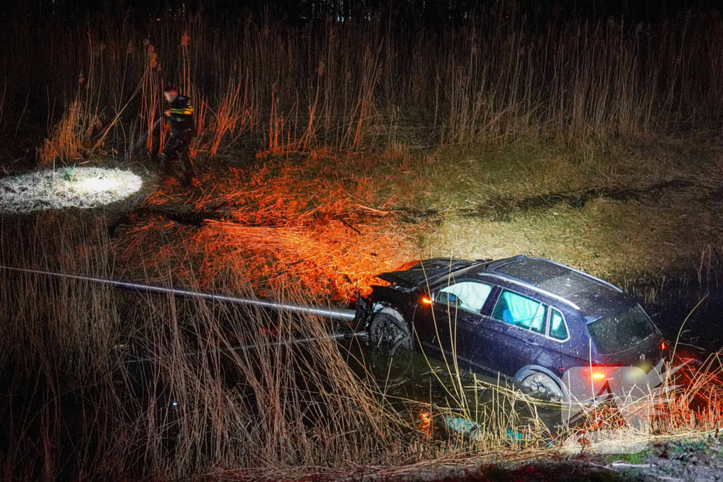 Auto eindigt in sloot na eenzijdig ongeval