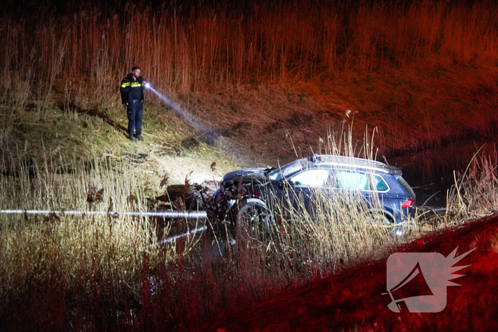 Auto eindigt in sloot na eenzijdig ongeval