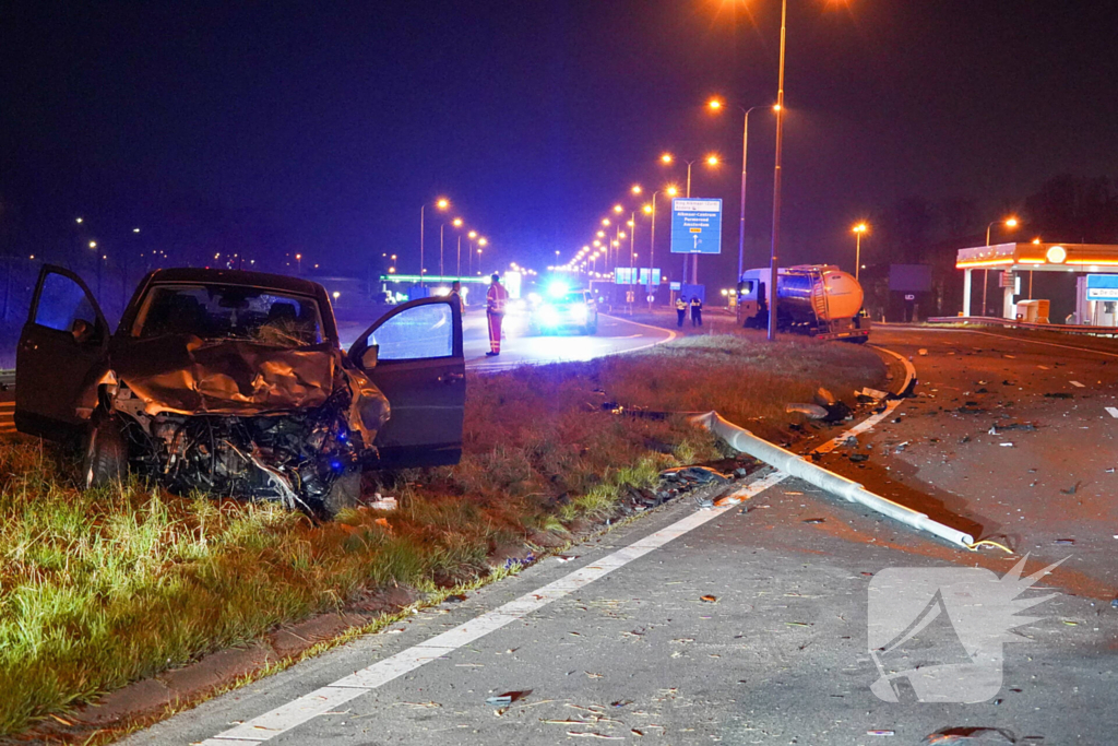 Vrachtwagenchauffeur ongedeerd na frontale botsing