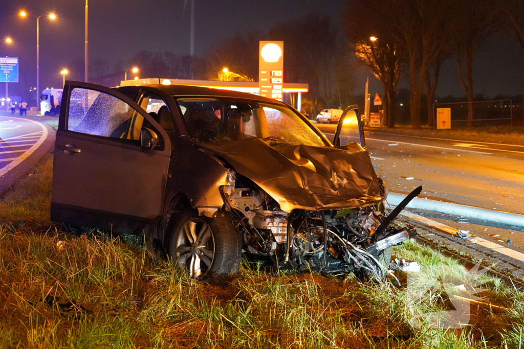 Vrachtwagenchauffeur ongedeerd na frontale botsing