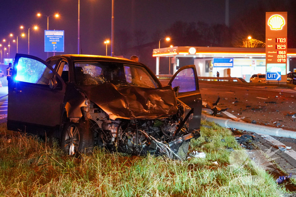 Vrachtwagenchauffeur ongedeerd na frontale botsing