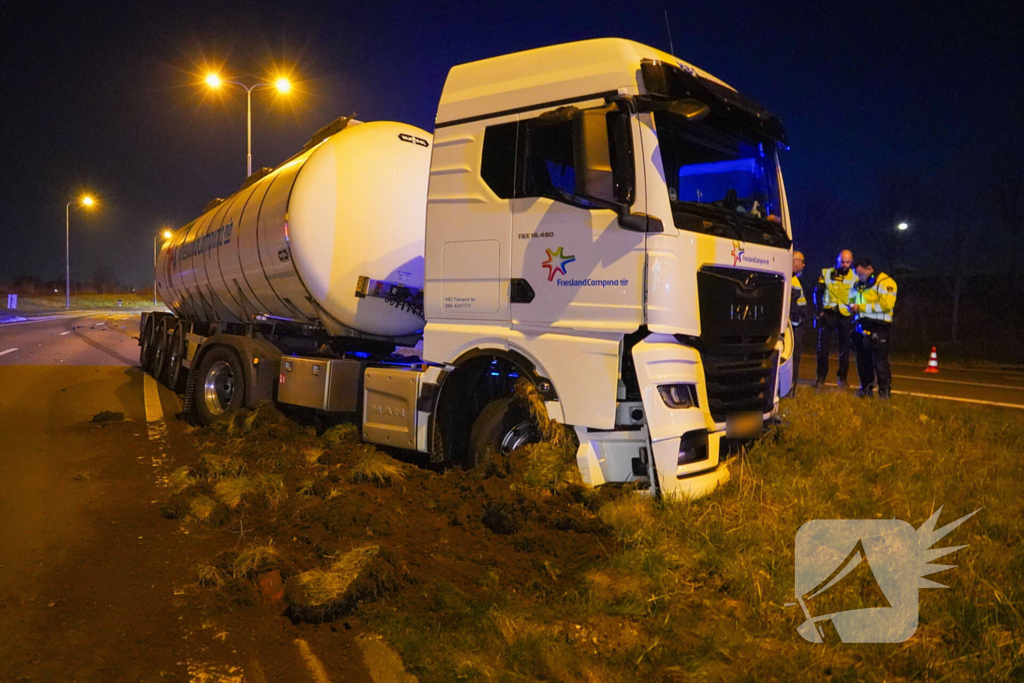 Vrachtwagenchauffeur ongedeerd na frontale botsing