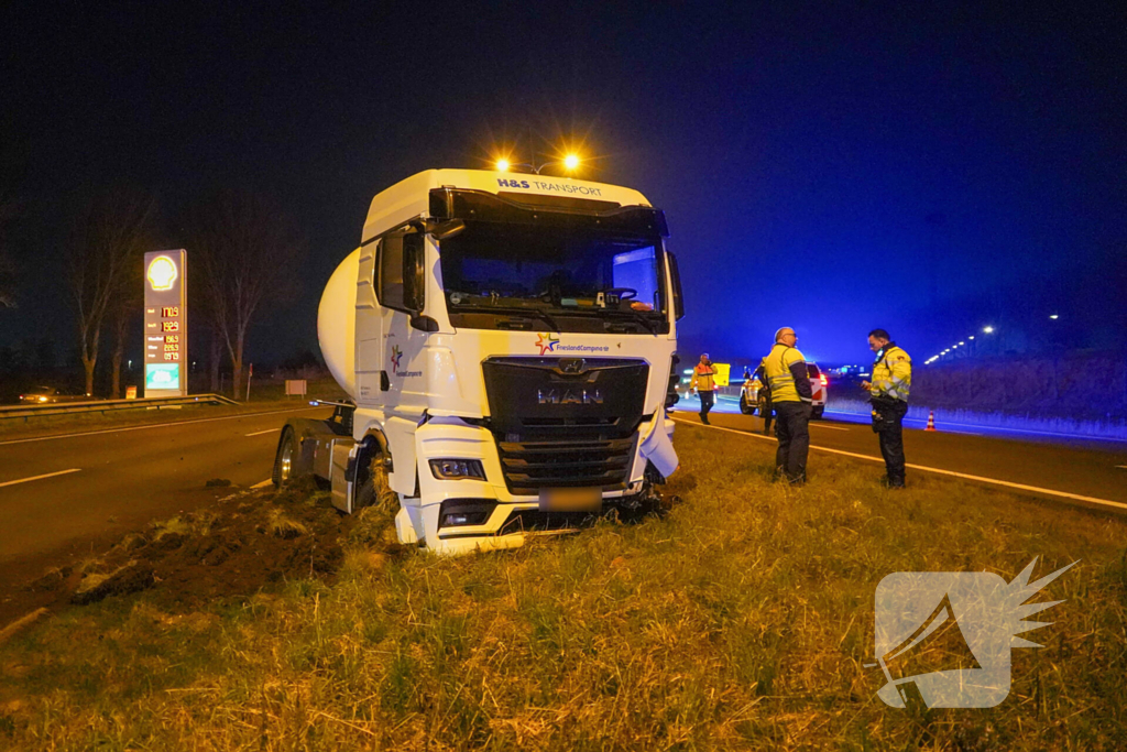 Vrachtwagenchauffeur ongedeerd na frontale botsing