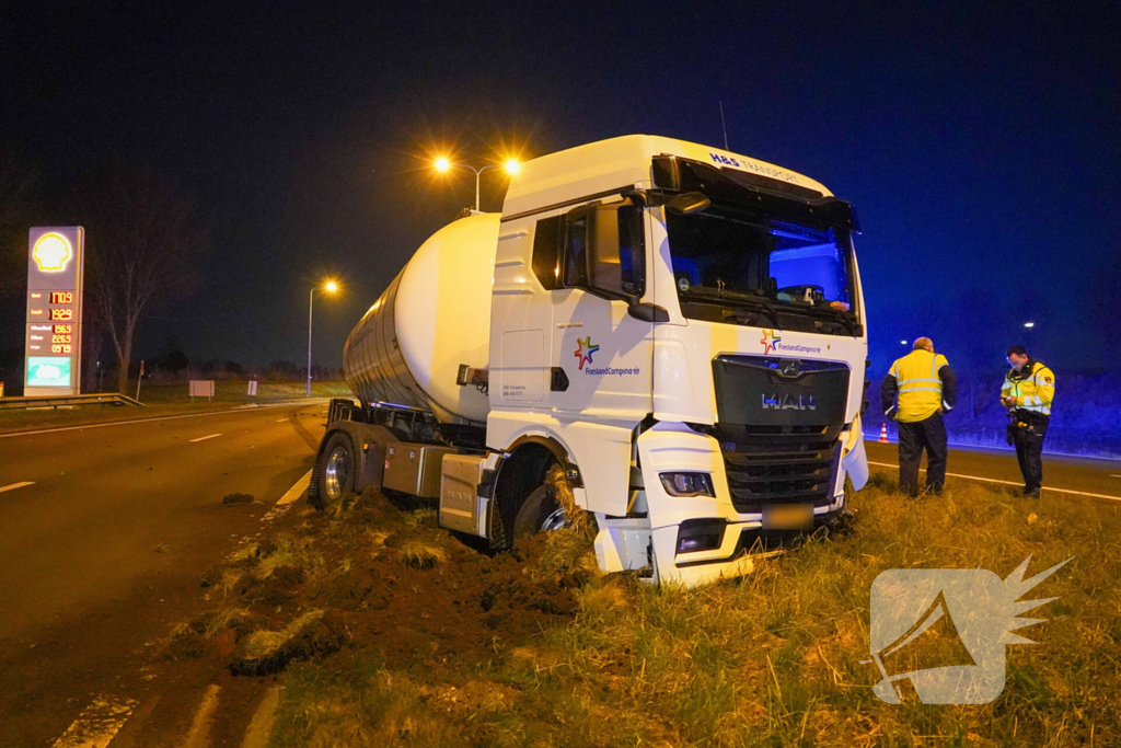Vrachtwagenchauffeur ongedeerd na frontale botsing