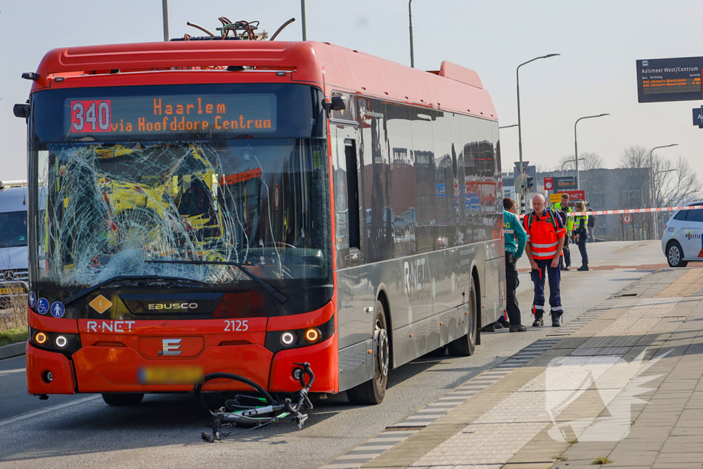 Fietser onder stadsbus traumateam ingezet