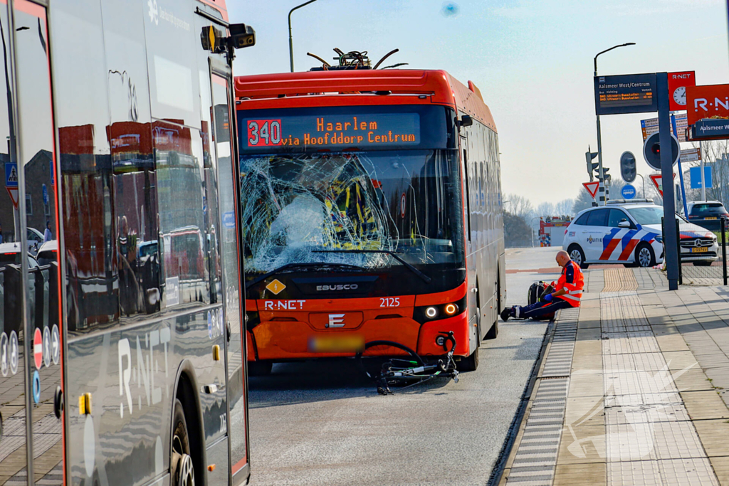 Fietser onder stadsbus traumateam ingezet