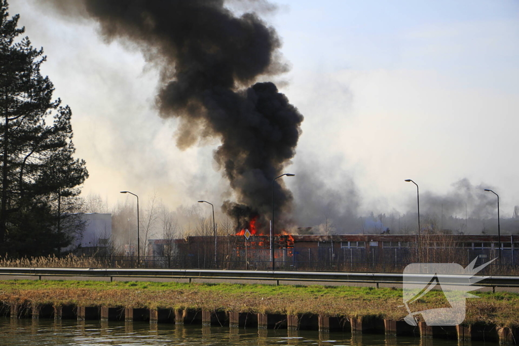 Veel rookontwikkeling zichtbaar bij uitslaande brand