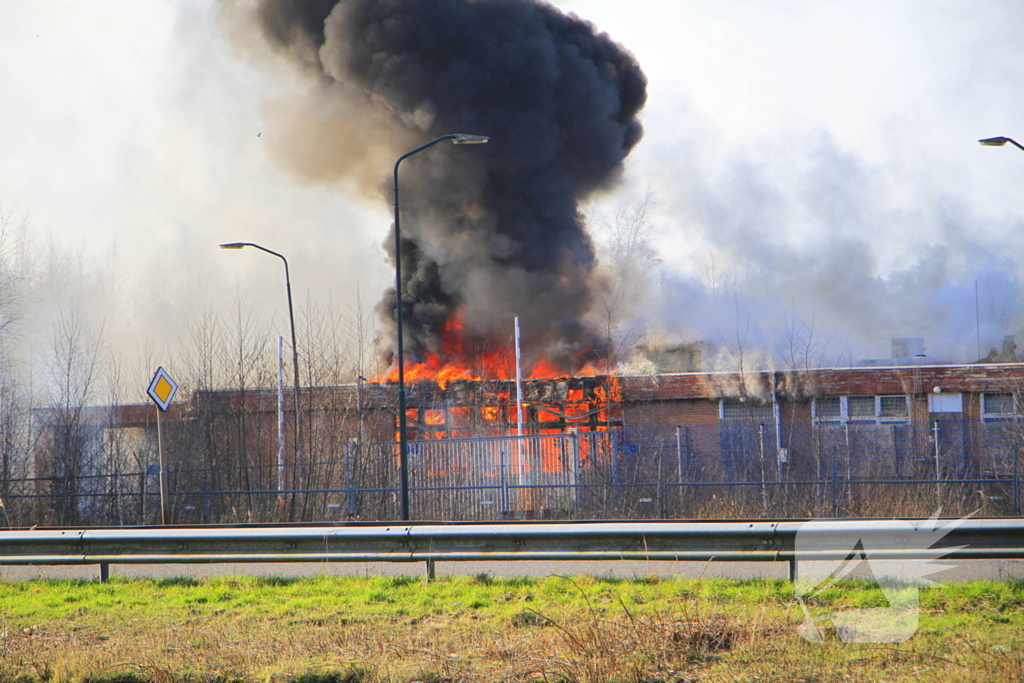 Veel rookontwikkeling zichtbaar bij uitslaande brand