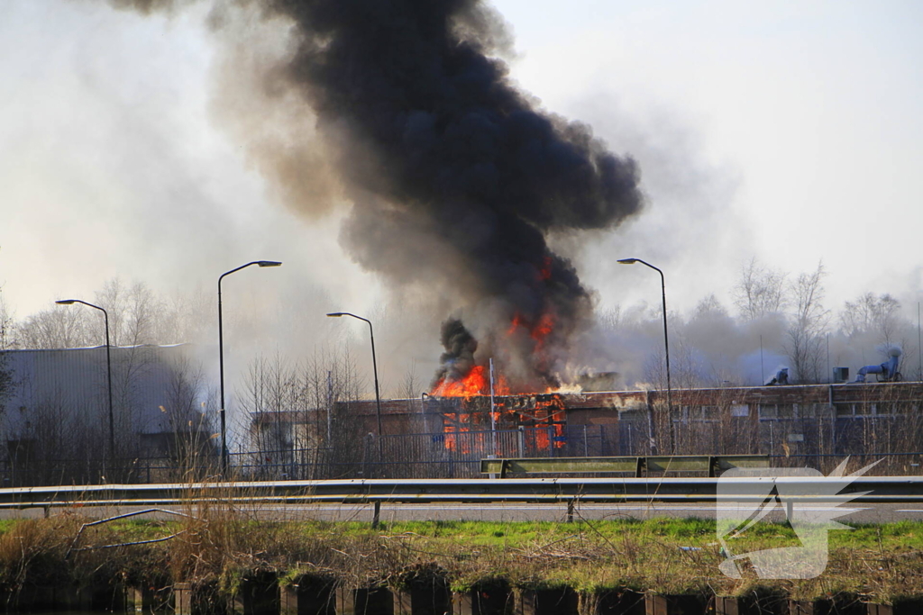 Veel rookontwikkeling zichtbaar bij uitslaande brand