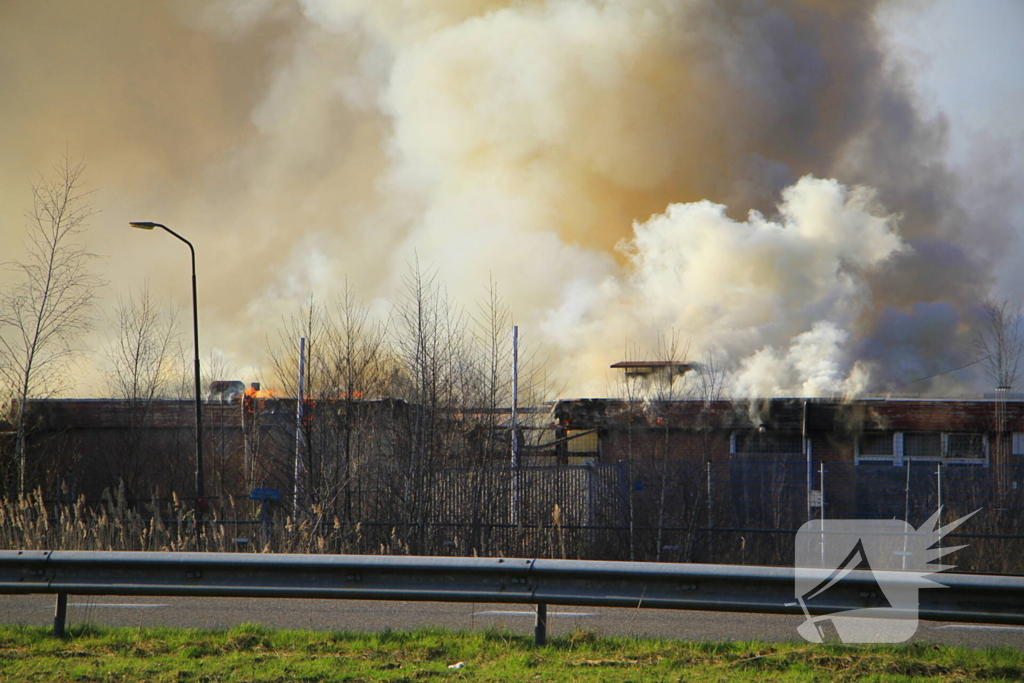 Veel rookontwikkeling zichtbaar bij uitslaande brand