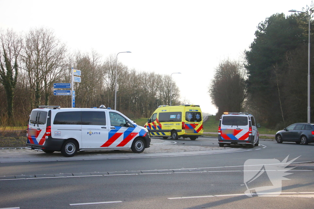 Motorrijder botst op auto