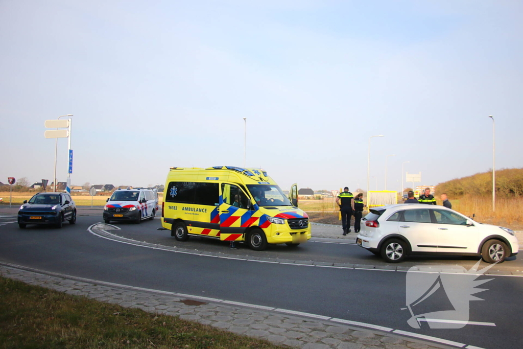 Motorrijder botst op auto