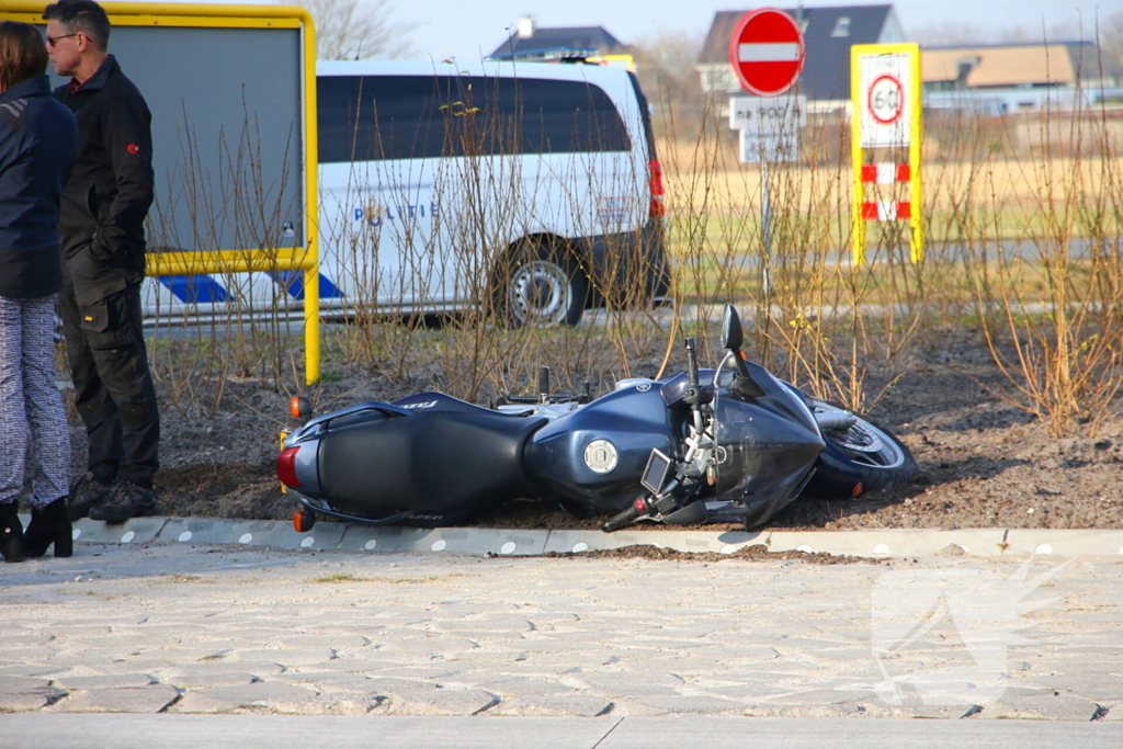 Motorrijder botst op auto