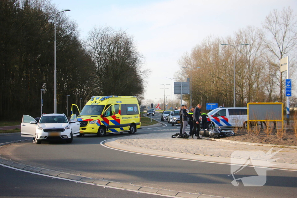 Motorrijder botst op auto