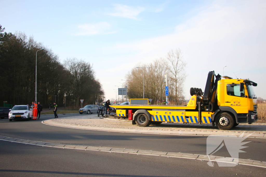 Motorrijder botst op auto