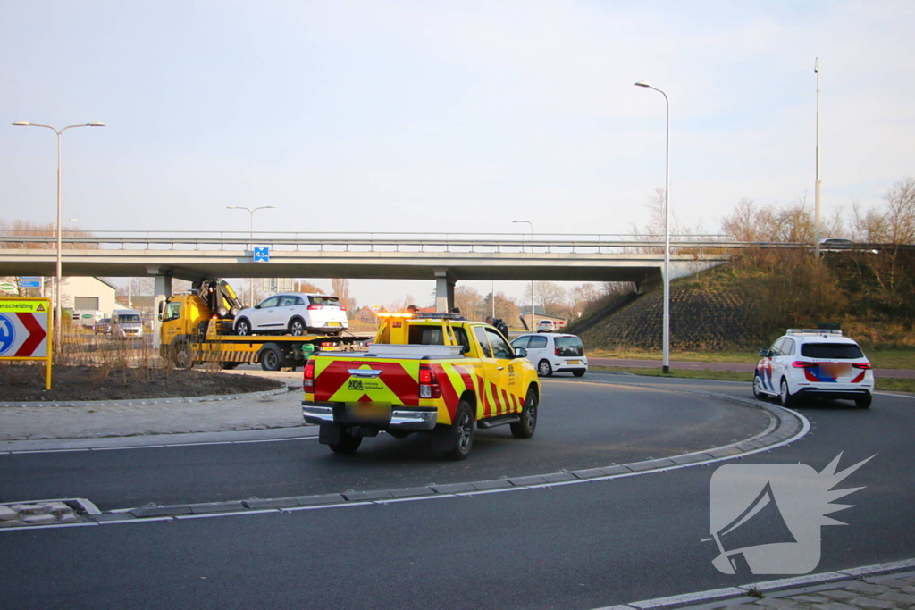 Motorrijder botst op auto