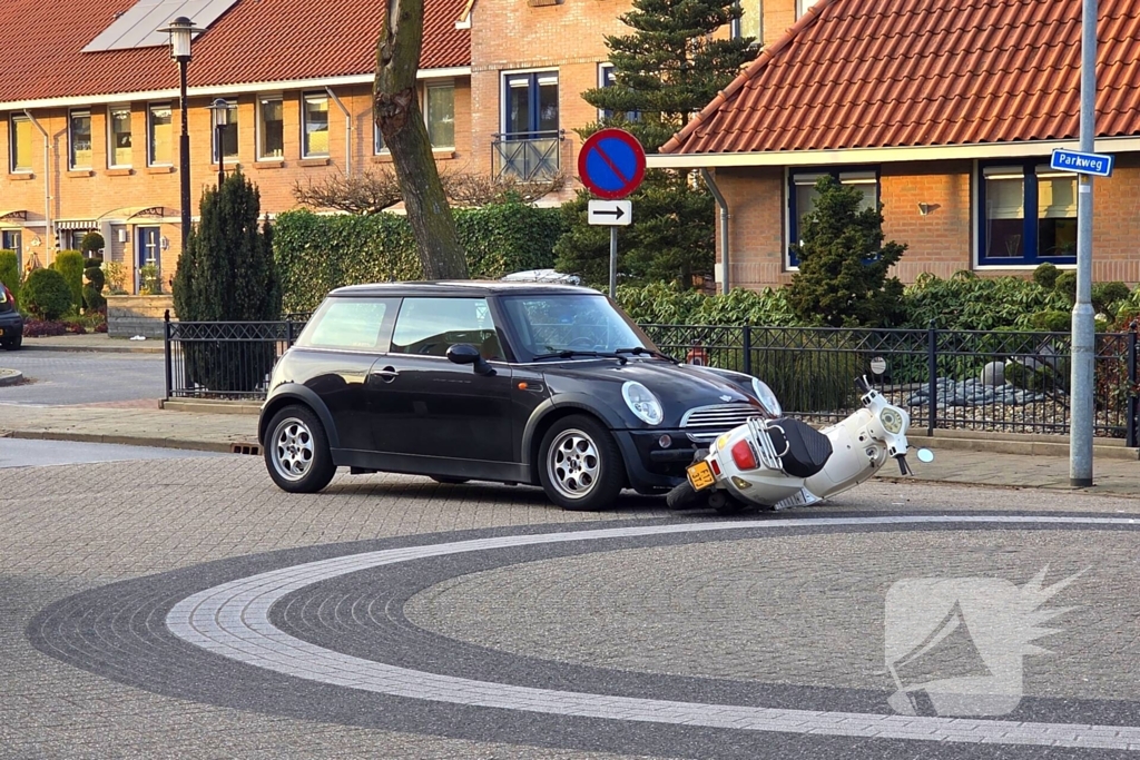 Scooterrijdster gewond bij aanrijding met automobilist